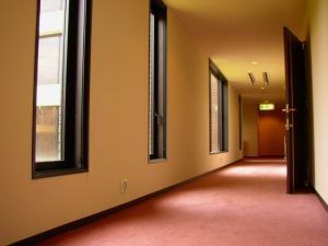 廊下は家の顔 第一印象を良くする壁紙 クロスの選び方は 内装工事の基礎知識 横浜 川崎でクロス張替えをお考えならクロス リフォーム壱番館がおすすめです